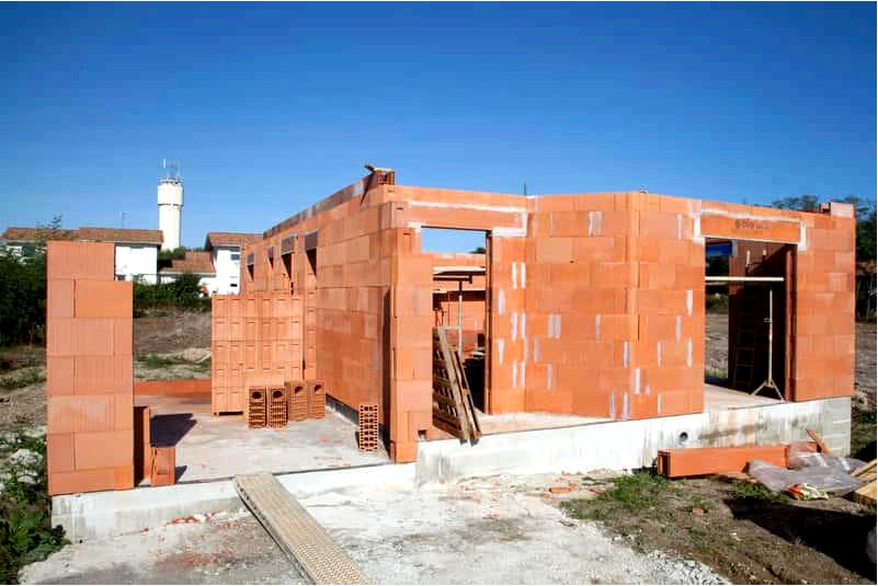 Из чего построить дом из ячеистого бетона, силикатного или керамического пустотелого кирпича