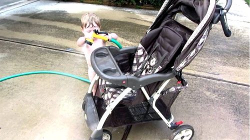 Как почистить люльку детской коляски?