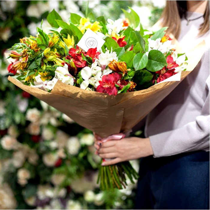 Красочные цветы для подарка. Являются ли цветы хорошей идеей для подарка на день рождения?