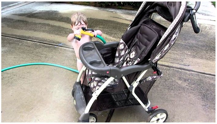 Нужно ли стирать детскую коляску?