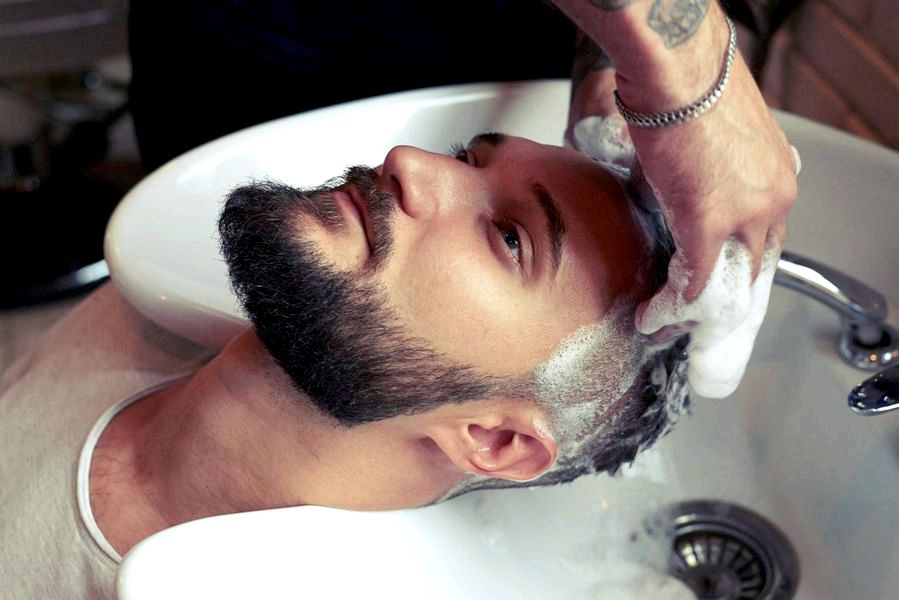 Як чоловікам доглядати за волоссям навесні